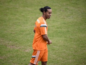 Zagueiros do Grêmio evitam foco em Ronaldinho, mas elogiam: Diferente