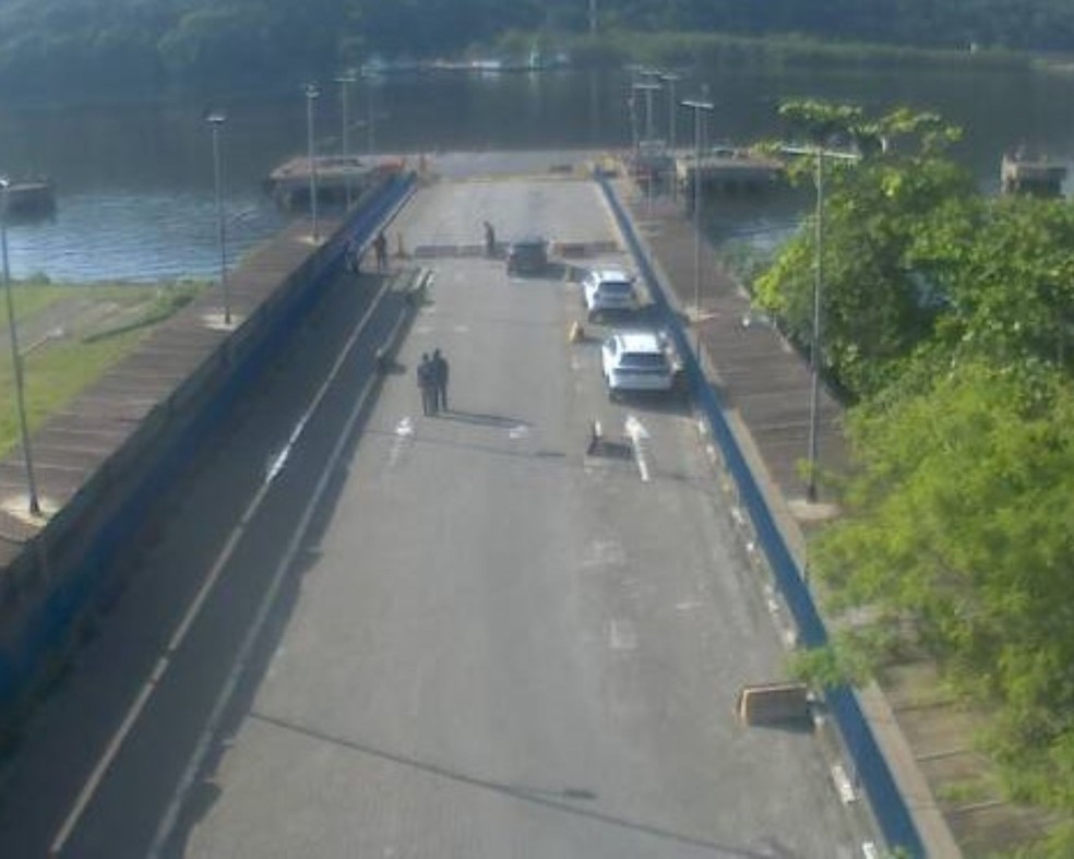 Travessia de balsa entre Bertioga e Guarujá, SP, continua interditada por problema técnico neste sábado (17) — Foto: Reprodução/ DH