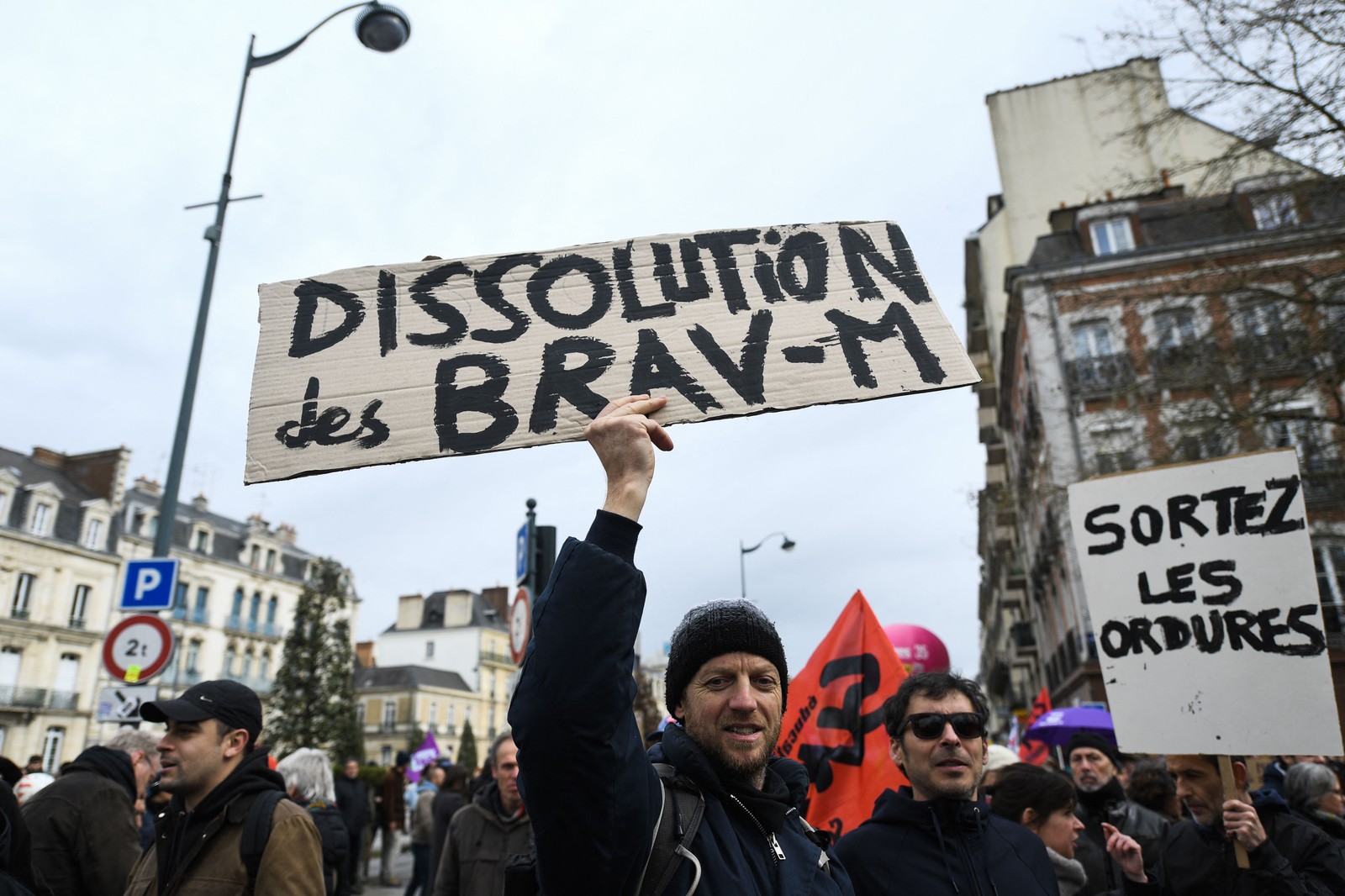 Protestos contra Macron levam dezenas de milhares de pessoas às ruas em Paris — Foto: JEAN-FRANCOIS MONIER / AFP