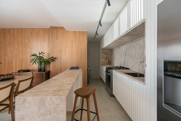 110  m² com mix de mármore e madeira no décor (Foto: Laura Sá)