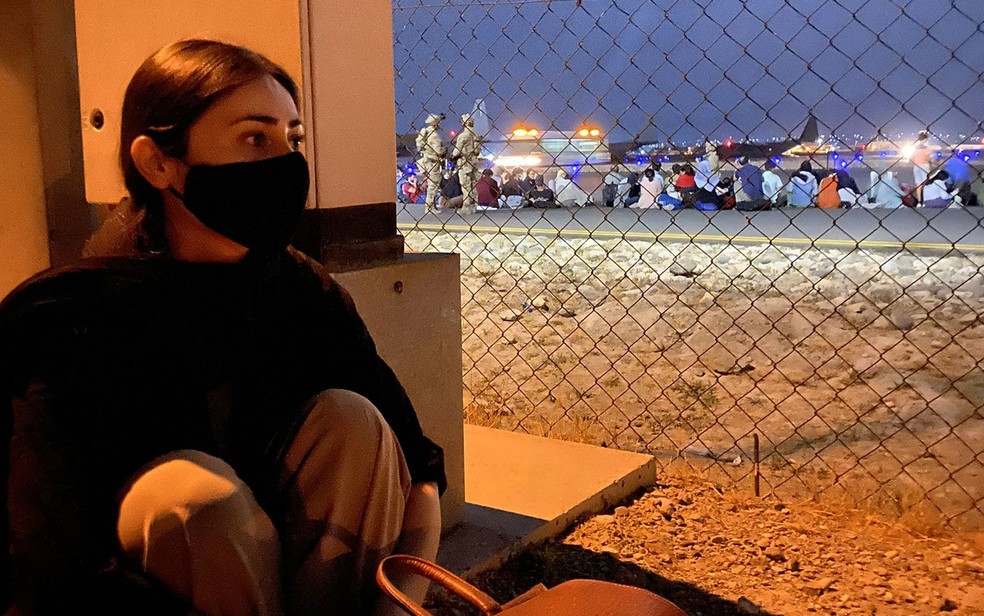 A cineasta afegã Roya Heydari, momentos antes de partir de Cabul, no Afeganistão — Foto: Reprodução/Twitter/Roya Heydari