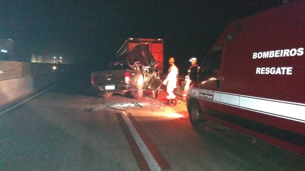 Acidente entre caminhonete e carreta deixa morto — Foto: Corpo de Bombeiros/Divulgação