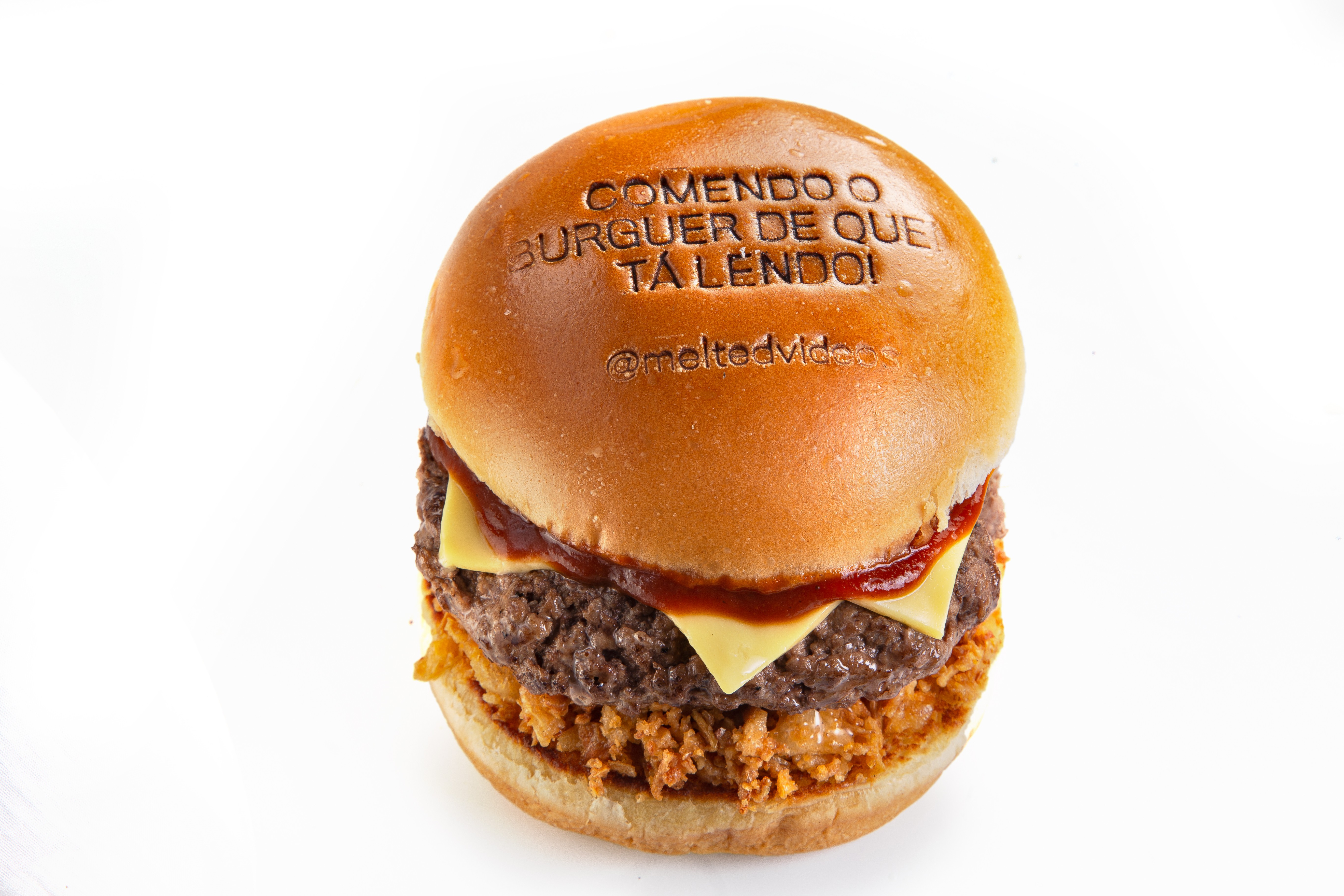 Hamburgueria e página de humor criam burger com memes carimbados nos pães (Foto: Divulgação)