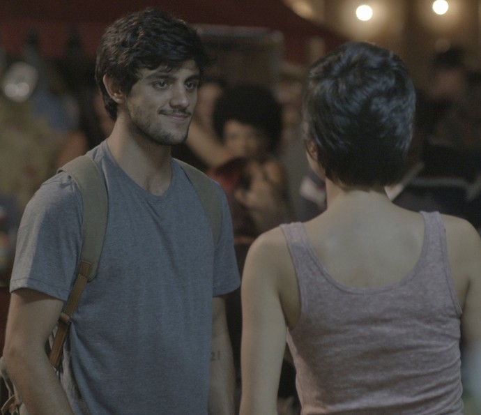 Jonatas fica surpreso ao encontrar Leila e Jamaica em Curicica (Foto: TV Globo)