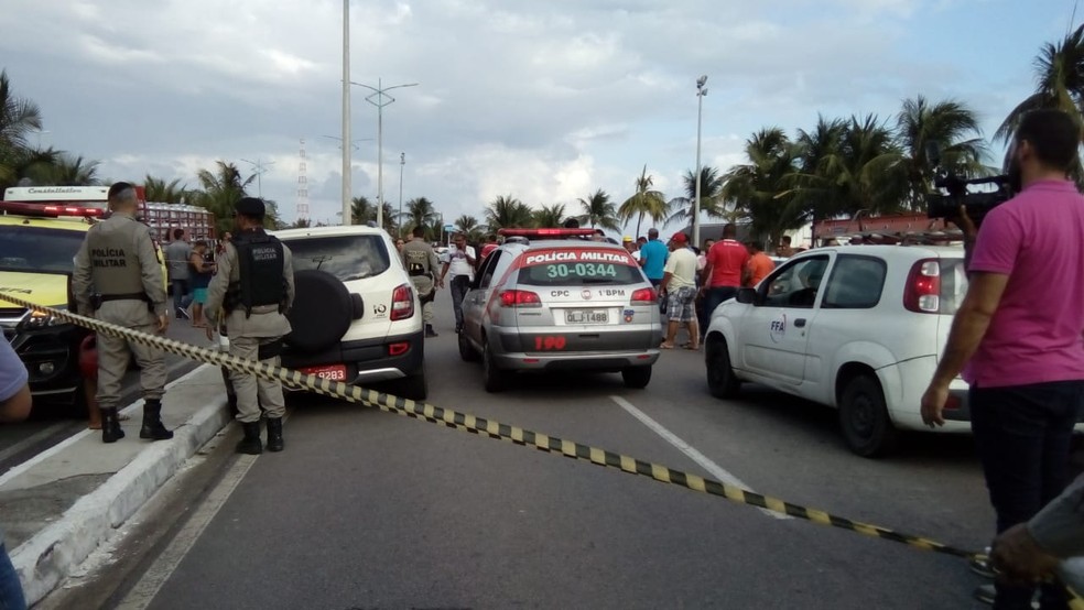 A área onde o táxi foi encontrado foi isolada pela polícia (Foto: Roberta Cólen/G1)