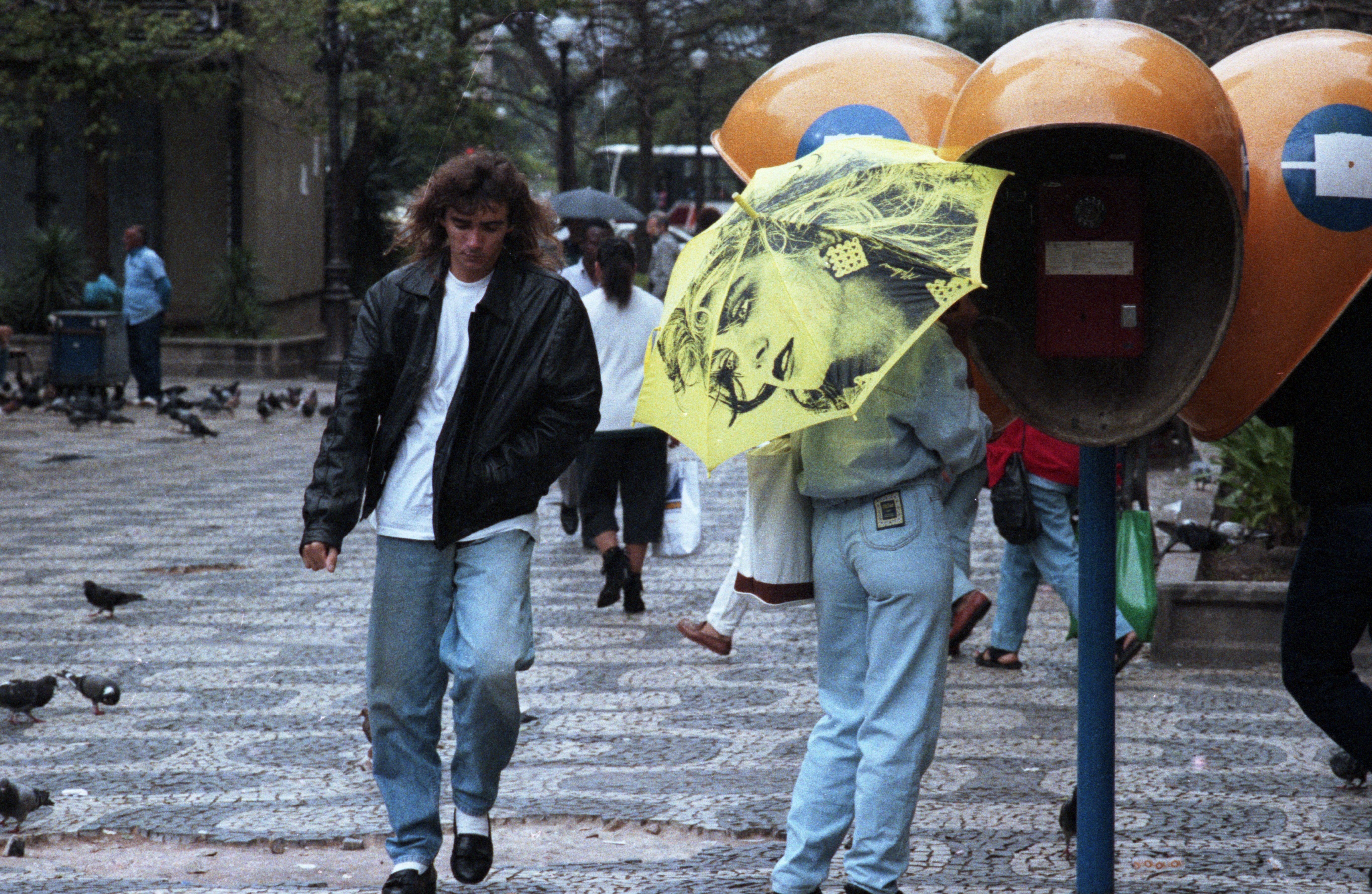 Orelhão e guarda-chuva com o rosto da popstar Madonna: cena de 1991 