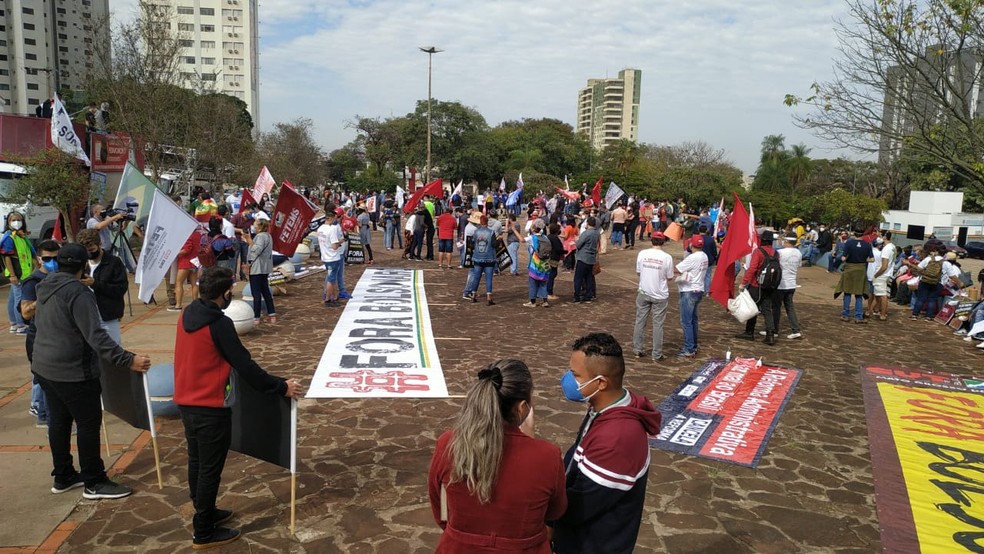 Manifestantes se reuniram em praça antes de passeata contra Bolsonaro e a favor da vacina em Campo Grande (MS) — Foto: Itamar Silva/TV Morena