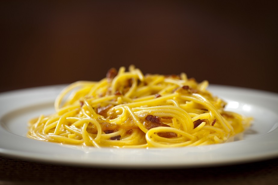 Receita de espaguete à carbonara é finalizada com pimenta-do-reino para acompanhar o queijo pecorino