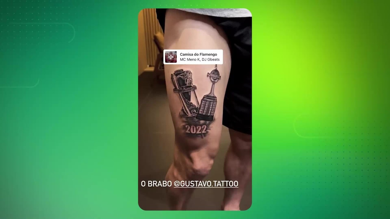Ayrton Lucas faz tatuagem e homenagem ao Flamengo