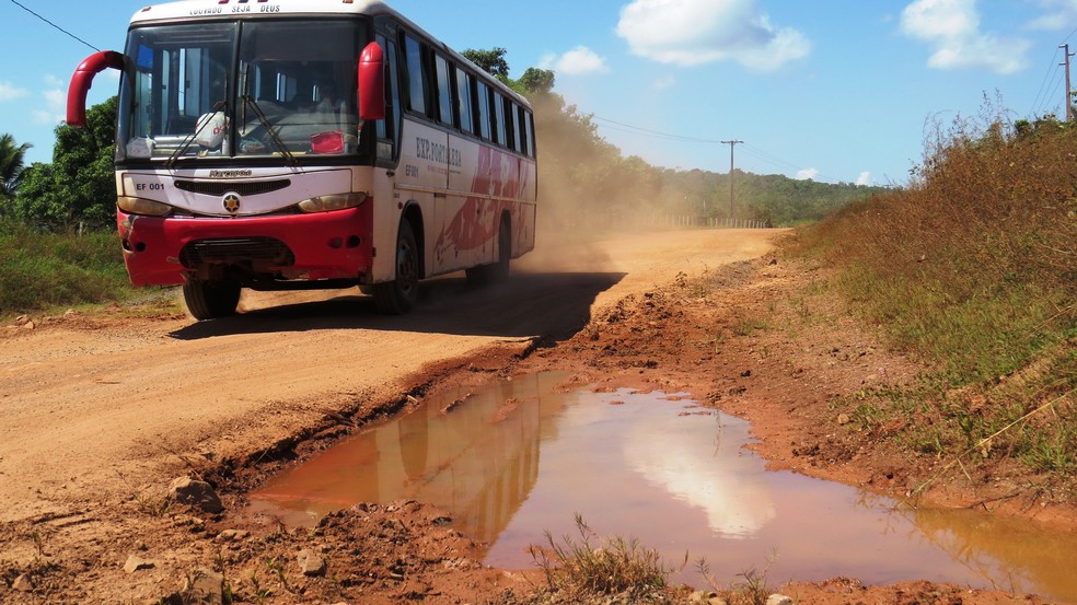 Donos de ônibus que fazem o transporte de cargas e passageiros entre os municípios de Monte Alegre e Prainha se queixam de prejuízos (Foto: José Maria Piteira)