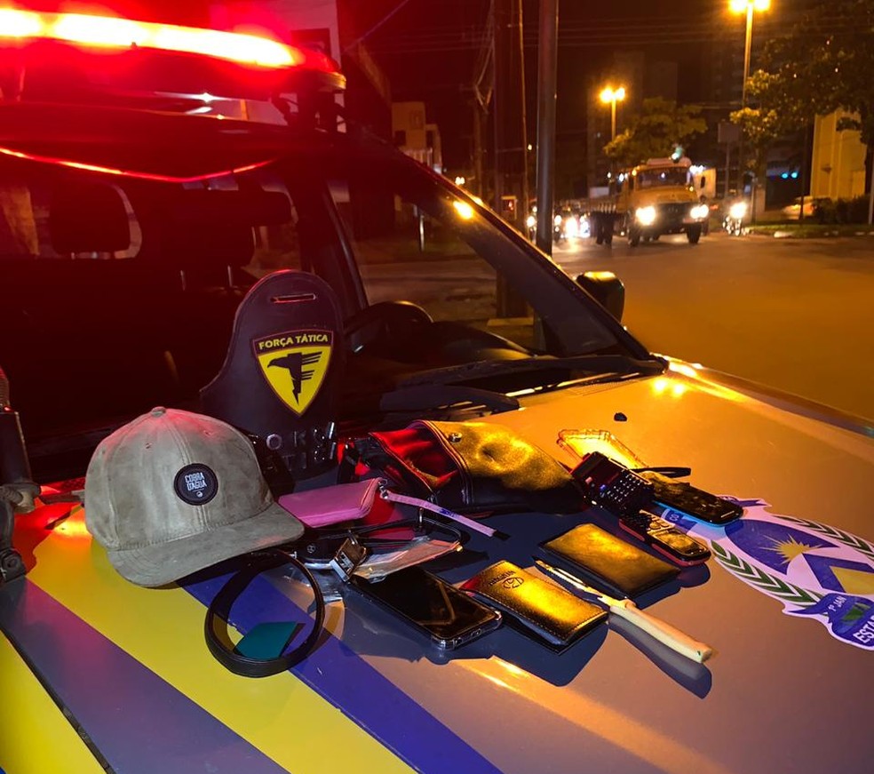 Objetos foram recuperados dentro do carro — Foto: Divulgação/Polícia Militar