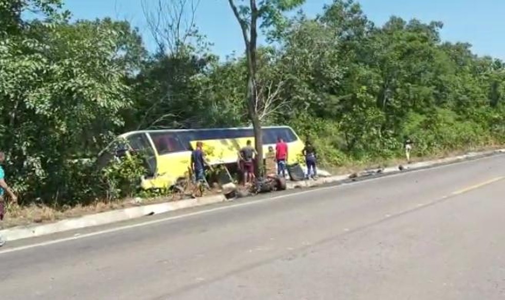 Passageiros ficaram feridos após acidente em Aliança do Tocantins — Foto: Reprodução/TV Anhanguera