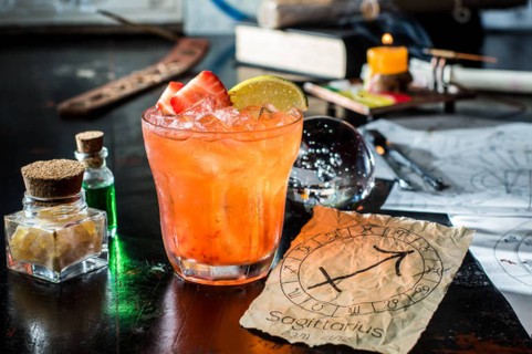 Considerados práticos e racionais, os sagitarianos são homenageados com uma bebida com rum, curaçao, geleia de pimenta, morango e limão.