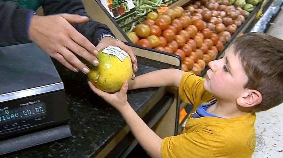 Mesmo quem levou apenas um produto para casa, como o garoto Pedro Santi, ficou feliz com a compra — Foto: TV TEM/Reprodução