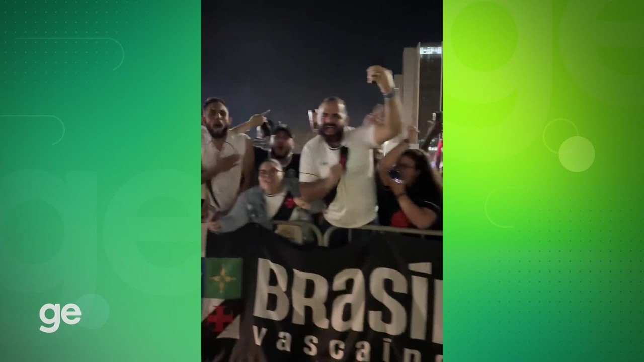 Torcida do Vasco faz a festa na chega do time a Brasília