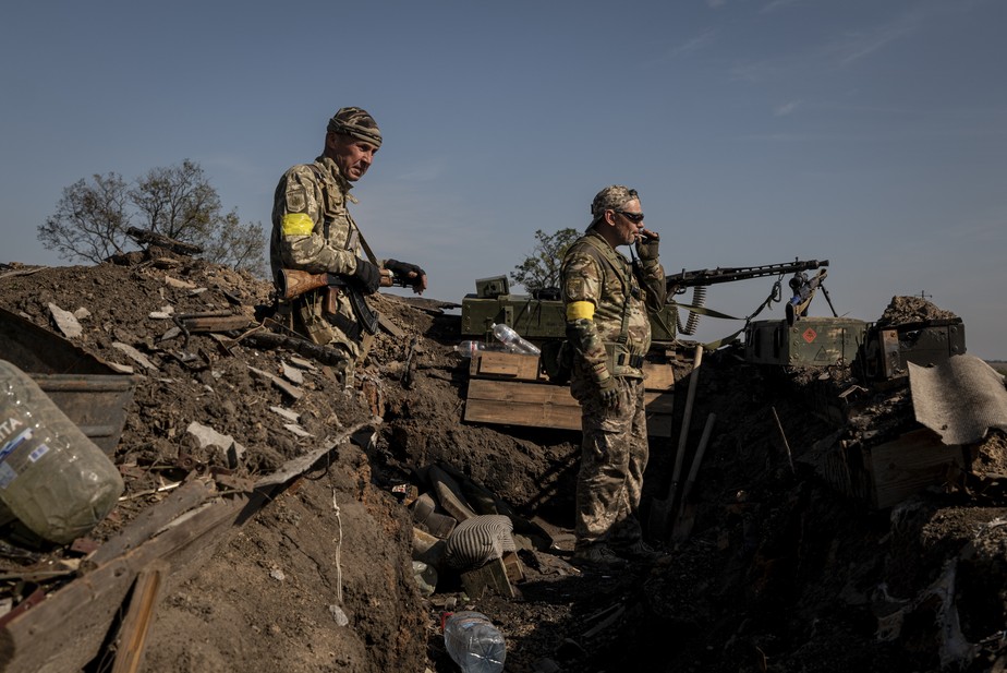 Soldados ucranianos ocupam trincheiras tomadas das forças russas na região de Kherson, Ucrânia