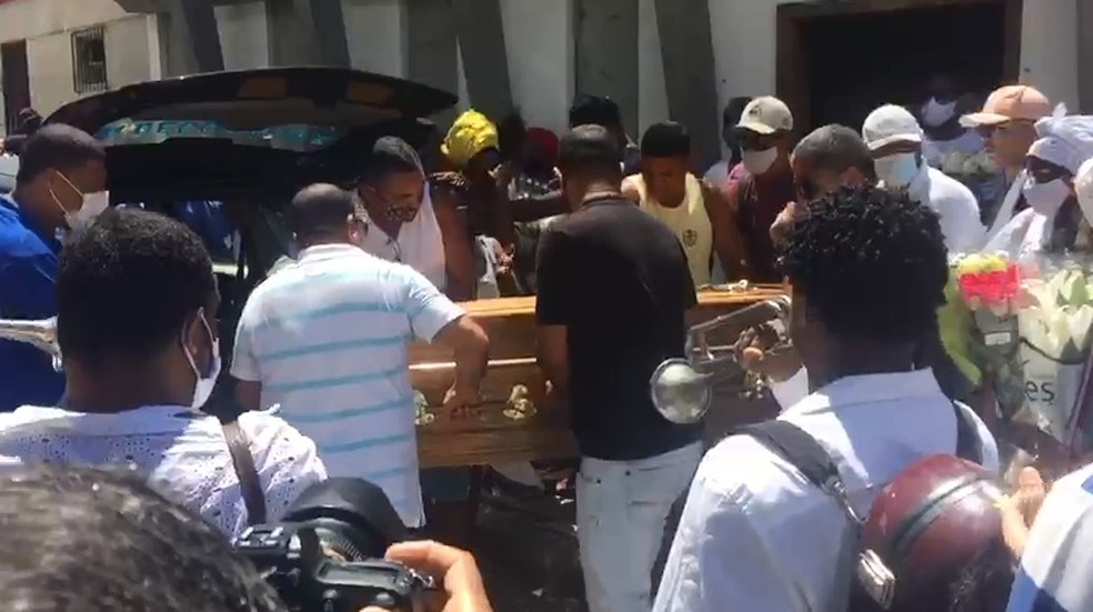 Corpo de Cira foi levado para cemitério, de carro, em cortejo pelas ruas e orla do bairro de Itapuã — Foto: Dalton Soares/ TV Bahia