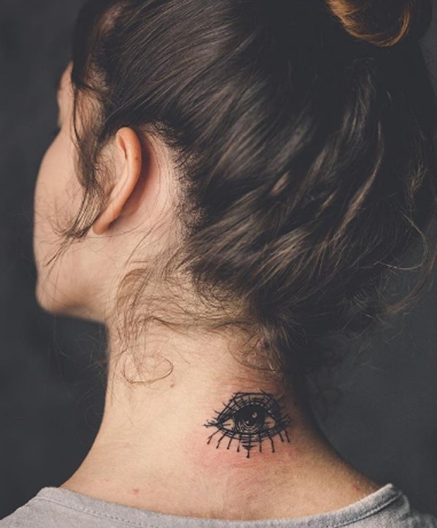 Primeira tattoo: Giovanna Grigio fez desenho na nuca (Foto: Reprodução/Instagram)