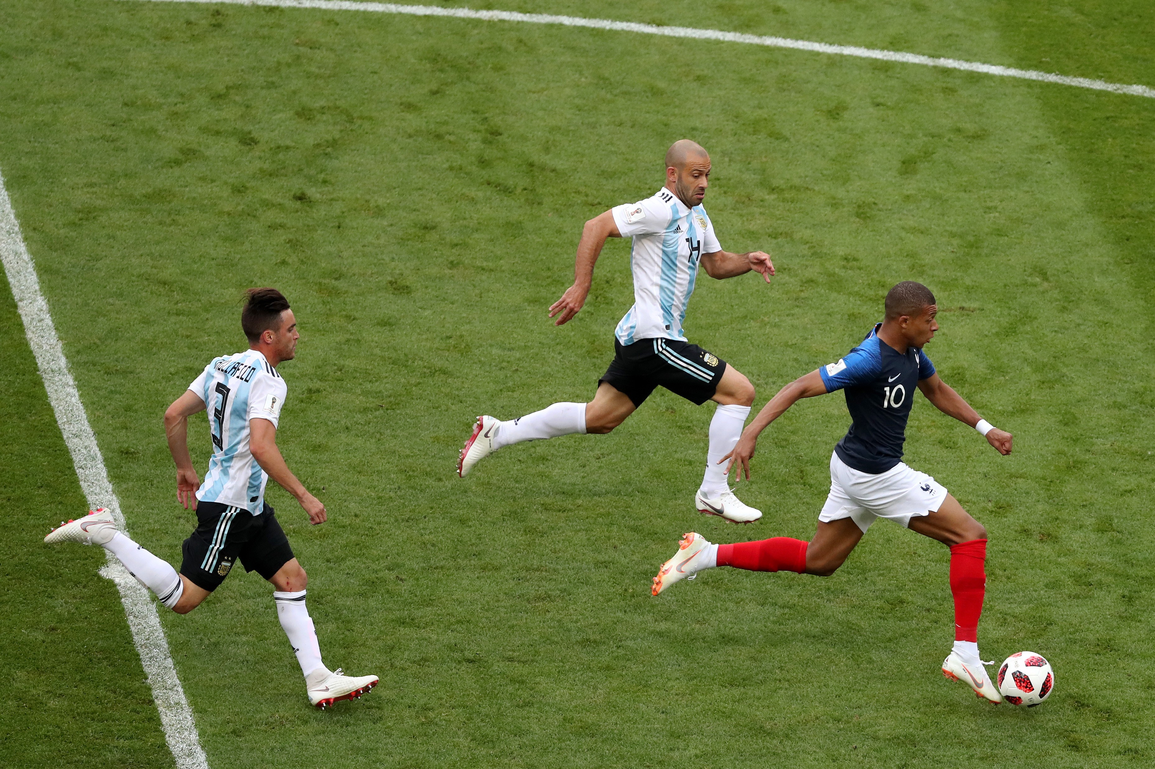 KAZAN, RUSSIA - JUNE 30:  Kylian Mbappe of France is chased by Javier Mascherano anf Nicolas Tagliafico of Argentina during the 2018 FIFA World Cup Russia Round of 16 match between France and Argentina at Kazan Arena on June 30, 2018 in Kazan, Russia.  (P (Foto: Getty Images)