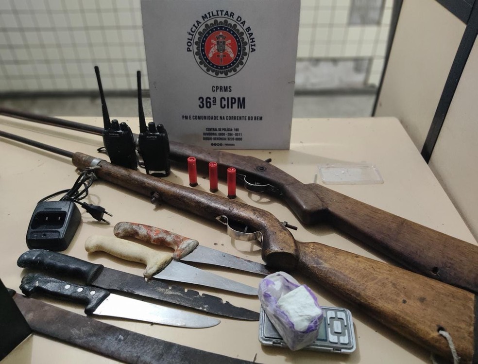 Homem &eacute; preso ap&oacute;s ser flagrado com espingardas, coca&iacute;na e r&aacute;dios comunicadores na Bahia &mdash; Foto: SSP-BA/Divulga&ccedil;&atilde;o