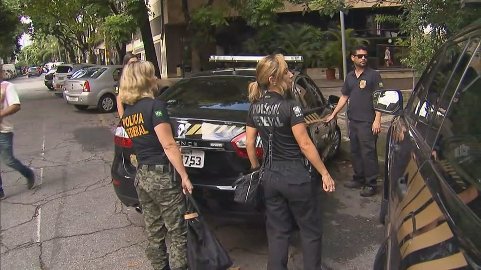 Policiais federais recolhem documento na sede do PSL em Belo Horizonte na operaÃ§Ã£o SufrÃ¡gio OstentaÃ§Ã£o â€” Foto: ReproduÃ§Ã£o/TV Globo