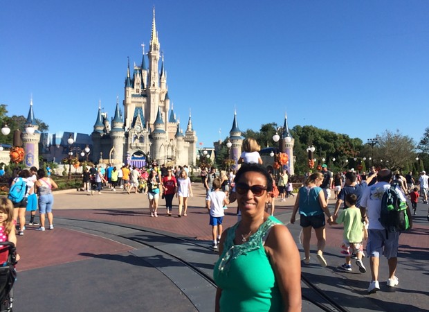 Dora, 62 anos, foi à Disney pela primeira vez (Foto: Reprodução/ Instagram)