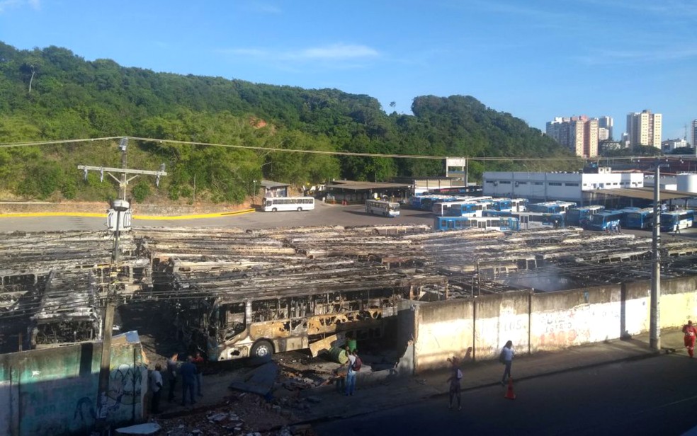 Incêndio ocorreu na madrugada desta segunda (Foto: Adriana Oliveira/TV Bahia)