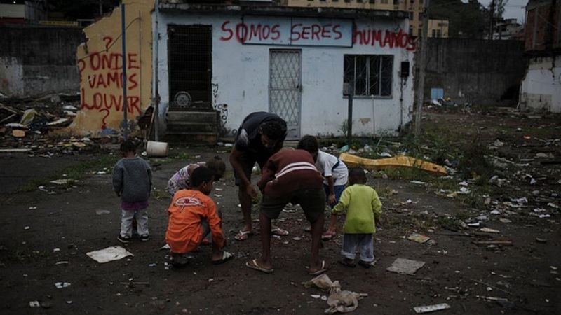 Família em situação de pobreza no Brasil; conclusões de estudos feitos na Holanda e em outros períodos de fome podem se aplicar ao contexto atual (Foto: Getty Images via BBC)