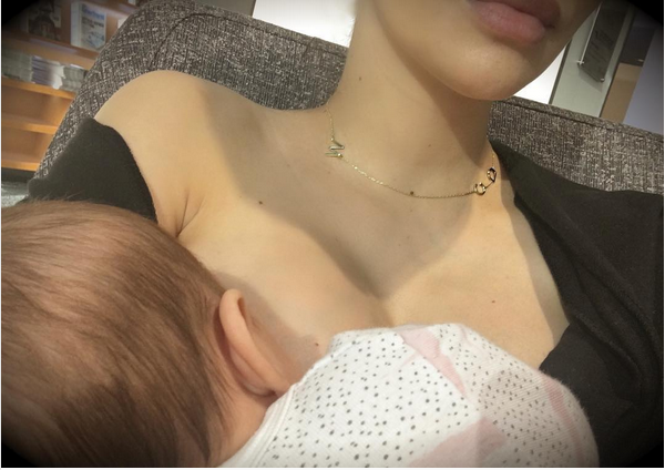 A atriz Christian Serratos amamentando a filha (Foto: Instagram)