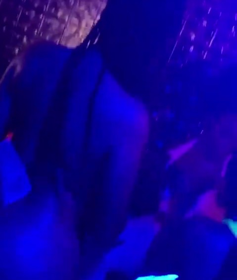 A cantora norte-americana Lizzo fazendo uma chuva de dinheiro em um clube de strip da cidade de Atlanta (Foto: Instagram)