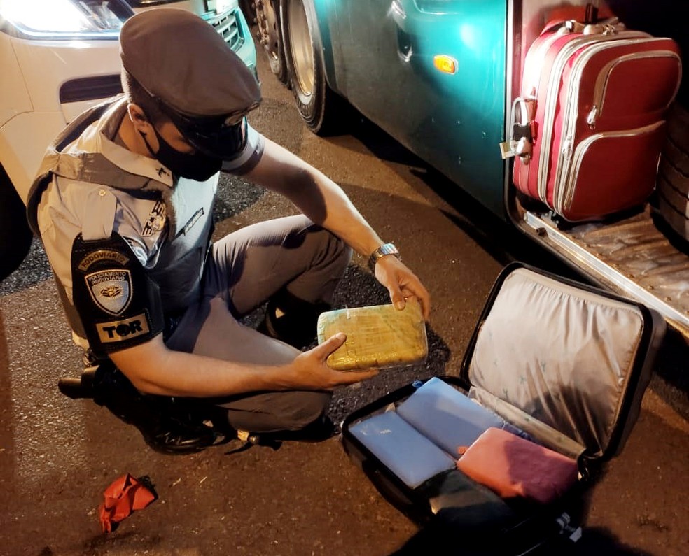 Tabletes de maconha estavam na mala de um homem de 27 anos — Foto: Polícia Rodoviária