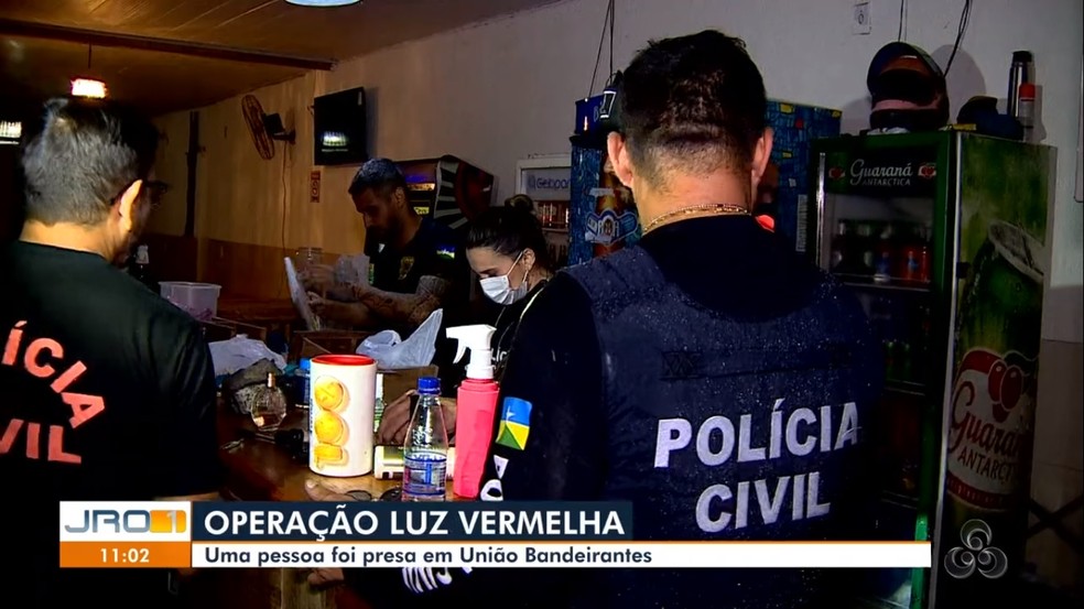 Agentes cumprem mandados durante operação Luz Vermelha em Porto Velho — Foto: Rede Amazônica/Reprodução