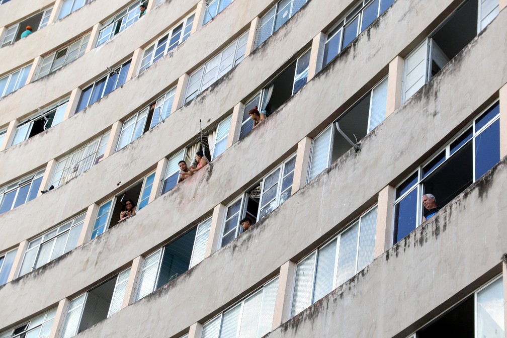 Moradores se reúnem nas janelas do Edifício Holiday, na Zona Sul do Recife — Foto: Marlon Costa/Pernambuco Press