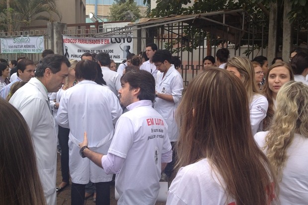 Paralisação teve adesão de 4 mil médicos em Goiás - HC (Foto: Gabriela Lima/G1)