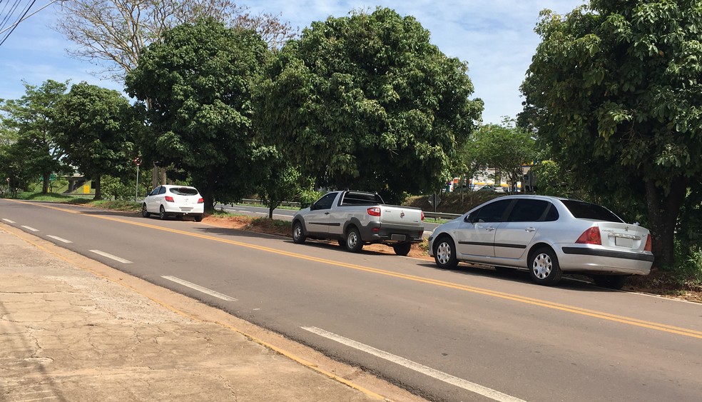 Motoristas desrespeitam sinalização na Avenida Joaquim Constantino, em Presidente Prudente (Foto: Valmir Custódio/G1)