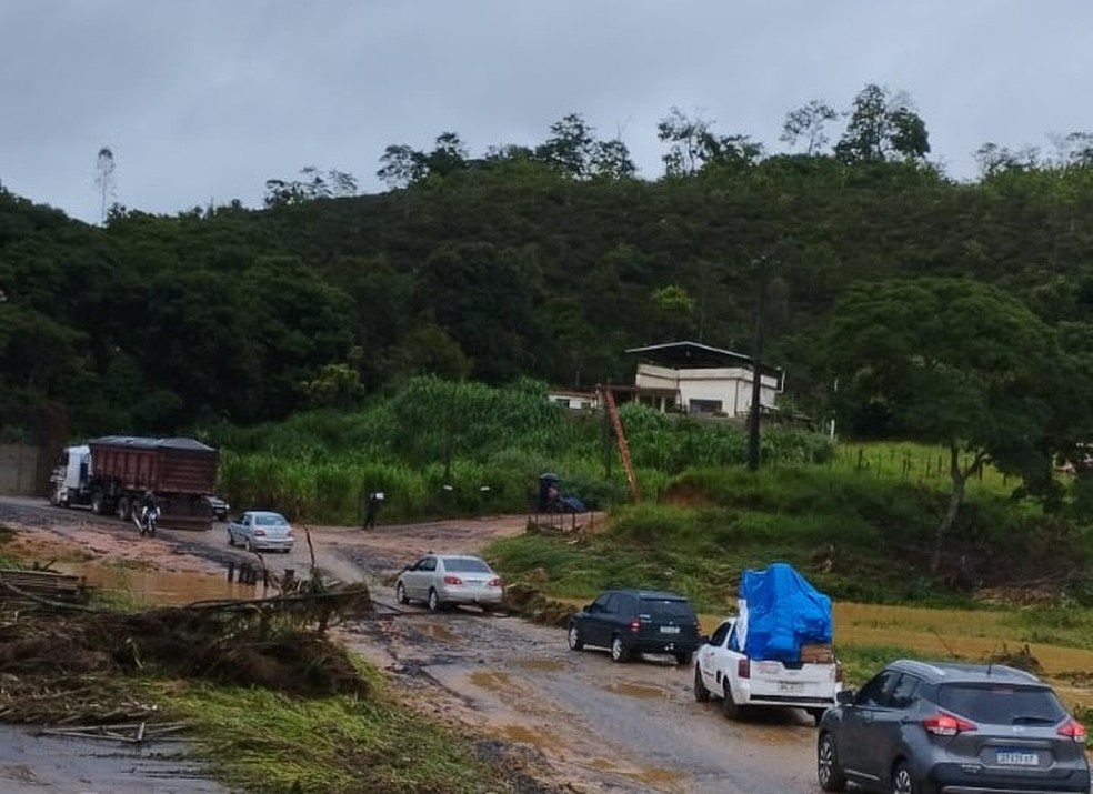 MG-265, entre Rio Pomba e Mercês, também apresenta problema em uma das pontes — Foto: PMRv/Divulgação