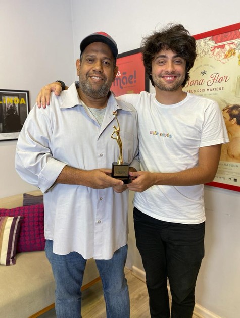 Luciano Xavier e Lucas Vasconcelos posam com o troféu do Festival de Cinema de Los Angeles (Foto: Arquivo Pessoal)