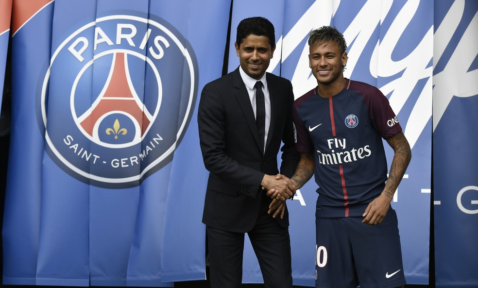 Neymar e presidente do PSG Nasser Al-Khelai (Foto: AFP)