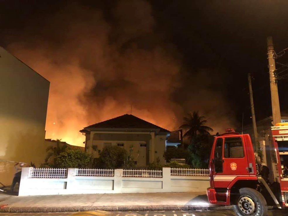 Bombeiros levaram quatro horas para controlar incêndio em supermercado de Tietê  — Foto: Arquivo Pessoal