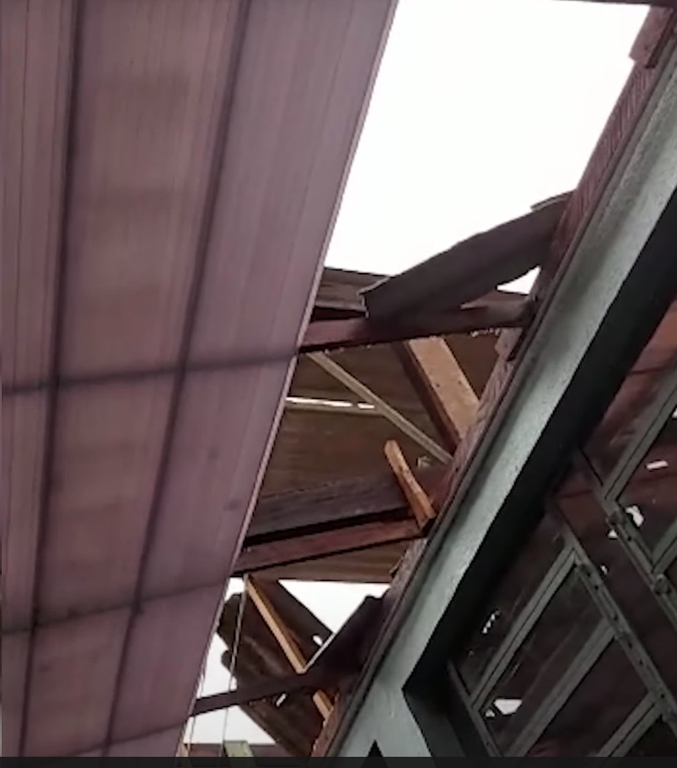 Teto da escola infantil foi arrancado com a força dos ventos do Tornado que passou em Porto Velho — Foto: Reprodução/Redes Sociais