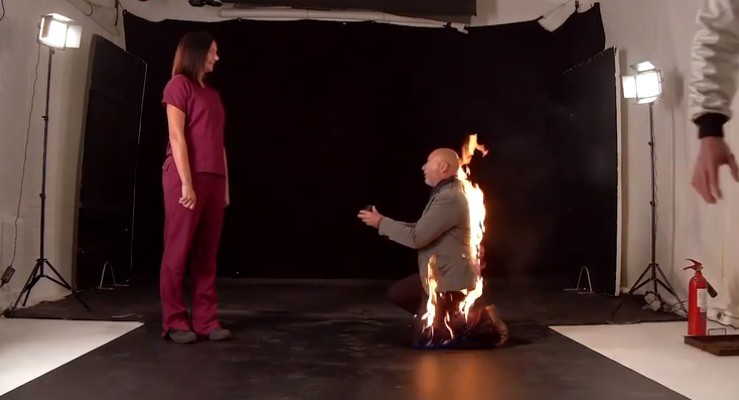 Dublê profissional pede namorada em casamento enquanto está pegando fogo (Foto: Reprodução )