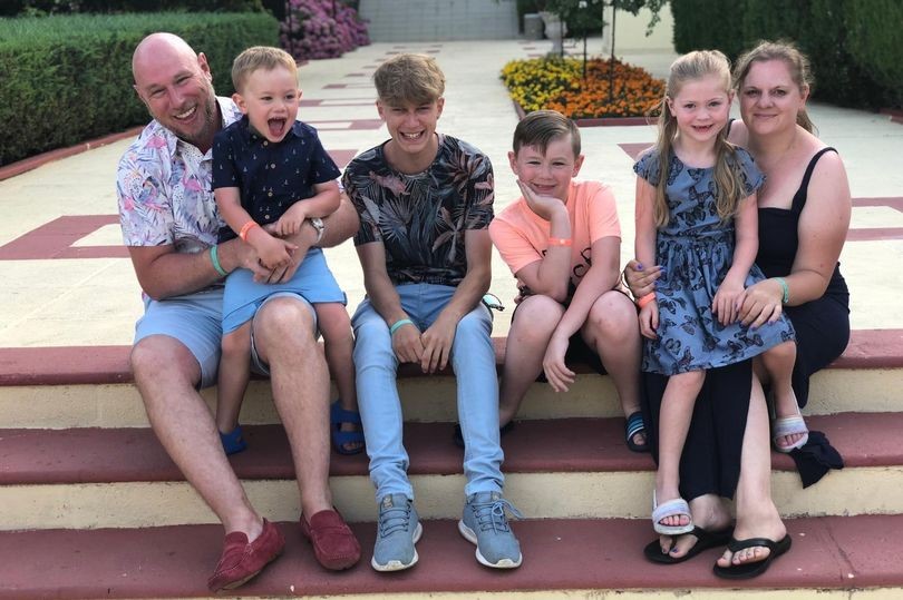 Greg Smith (à esquerda) com seus filhos e sua parceira Natalie Passey  (Foto: Reprodução: Staffordshire/Millie Watson)