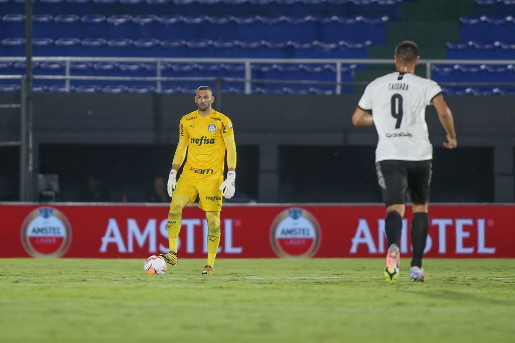 Palmeiras sente físico, vive noite desorganizada e sai no lucro do Paraguai