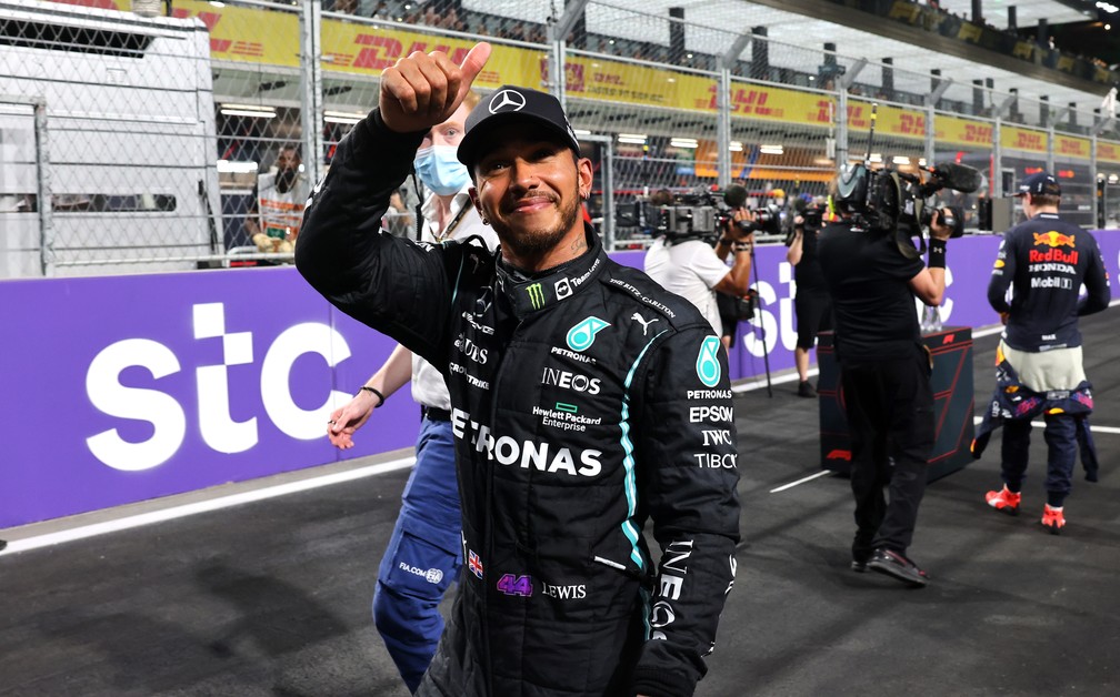 Lewis Hamilton comemora a pole position no GP da Arábia Saudita de 2023 — Foto: Giuseppe Cacace/Getty Images