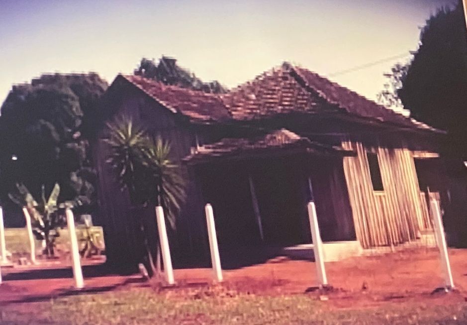 Artesão cria miniatura da casa de infância de Chitãozinho & Xororó no Paraná: 'Cópia exata da casinha em que a gente morou'