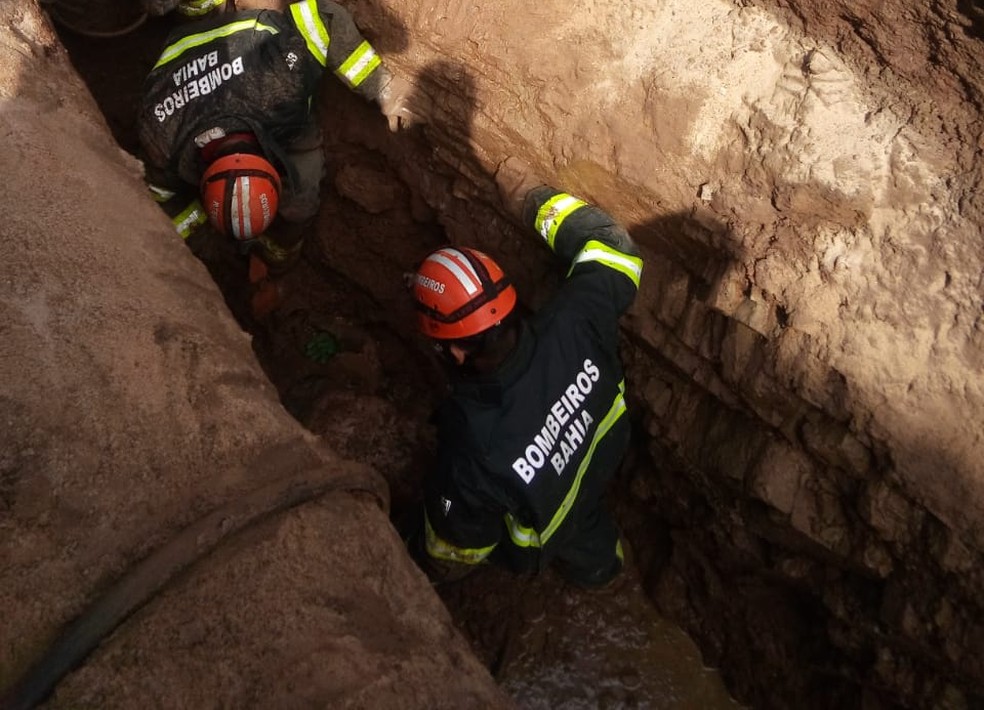 Homem foi soterrado em obra no bairro Caixa D'água, em Jequié. (Foto: Corpo de Bombeiros)