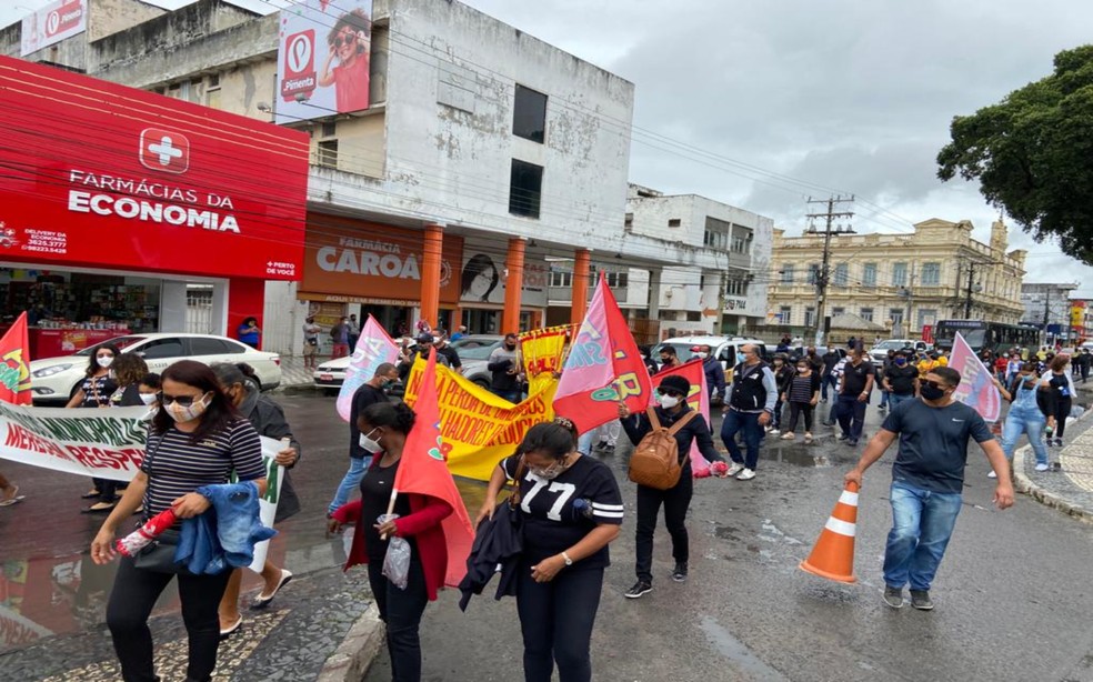 Servidores públicos realizam protesto em Feira de Santana — Foto: Mairan Reis/APLB Feira de Santana