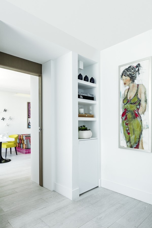 Em Miami, apartamento de 100 m² é decorado com móveis coloridos e arte contemporânea (Foto: Kris Tamburello)