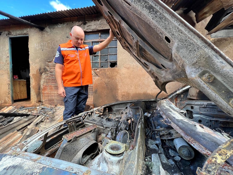 Automóvel é tomado por chamas e fica completamente destruído em Itararé  — Foto: Prefeitura de Itararé/ Divulgação 