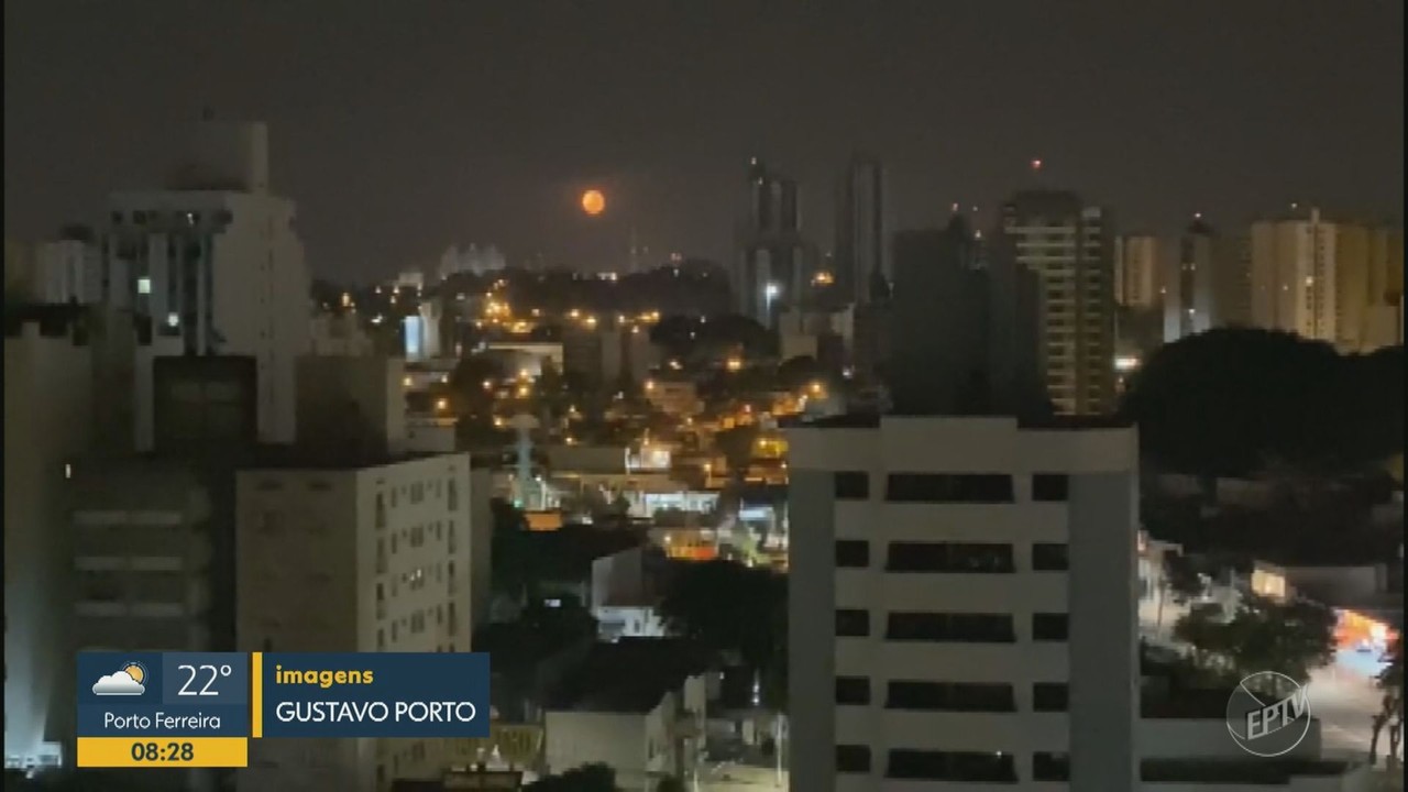 Lua alaranjada ilumina céu de Campinas na madrugada desta quarta-feira